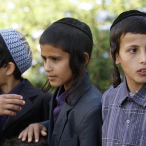 Yemeni Jewish boys are seen at their housing compound during the Jewish Passover holiday in Sanaa in this April 9, 2009 file photo. A few worried families are all that remain of Yemen's ancient Jewish community, and they too may soon flee after a Shi'ite Muslim militia seized power in the strife-torn country this month. Harassment by the Houthi movement - whose motto is "Death to America, death to Israel, curse the Jews, victory to Islam" - caused Jews in recent years to largely quit the northern highlands they shared with Yemen's Shi'ites for millennia. But political feuds in which the Jews played no part escalated last September into an armed Houthi plunge into the capital Sanaa, the community's main refuge from which some now contemplate a final exodus.  REUTERS/Khaled Abdullah/Files (YEMEN - Tags: RELIGION POLITICS CIVIL UNREST)